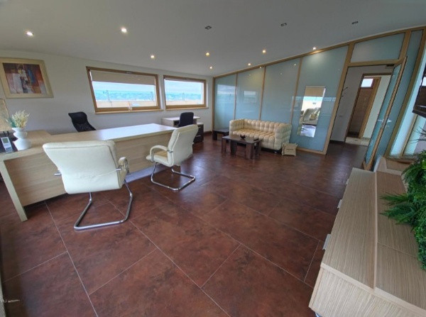 Spatiu birouri modern, mobilat integral