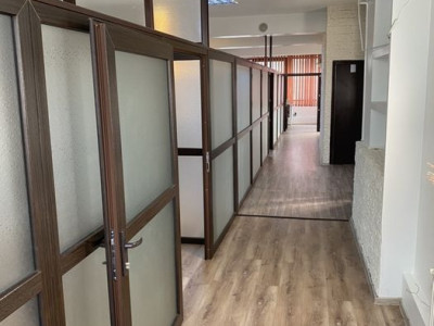 Centru - Sala Sporturilor, spatiu ideal BIROURI, etaj 1, 140 mp.