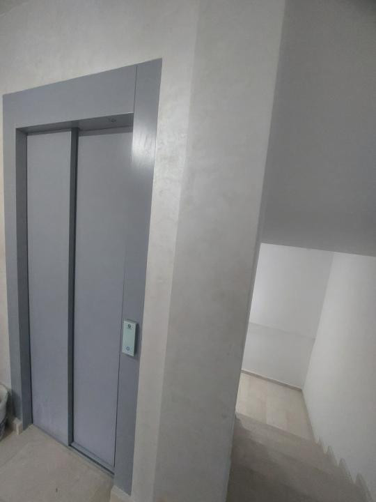 Spațiu cu  intrare stradală , 87 mp., terasa proprie, loc de parcare.