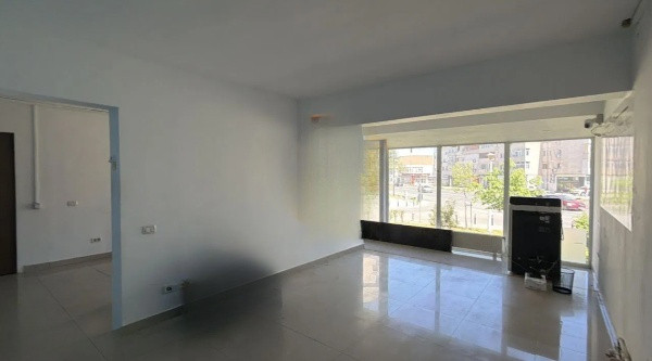 Dacia, spatiu comercial 65 mp.