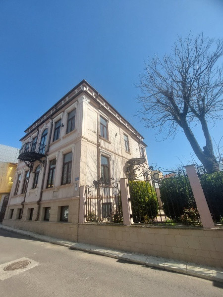 Ultracentral - cladire emblematica D+P+1+M, 430 mp., curte 200  mp.