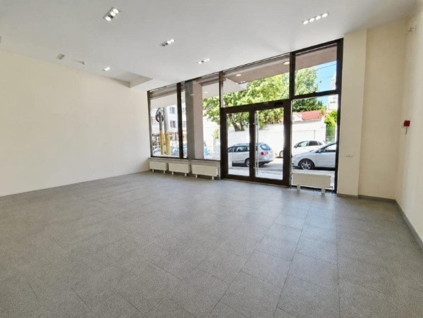 Tomis I, artera circulata, spatiu comercial amenajat