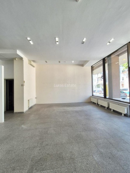 Tomis I, artera circulata, spatiu comercial amenajat
