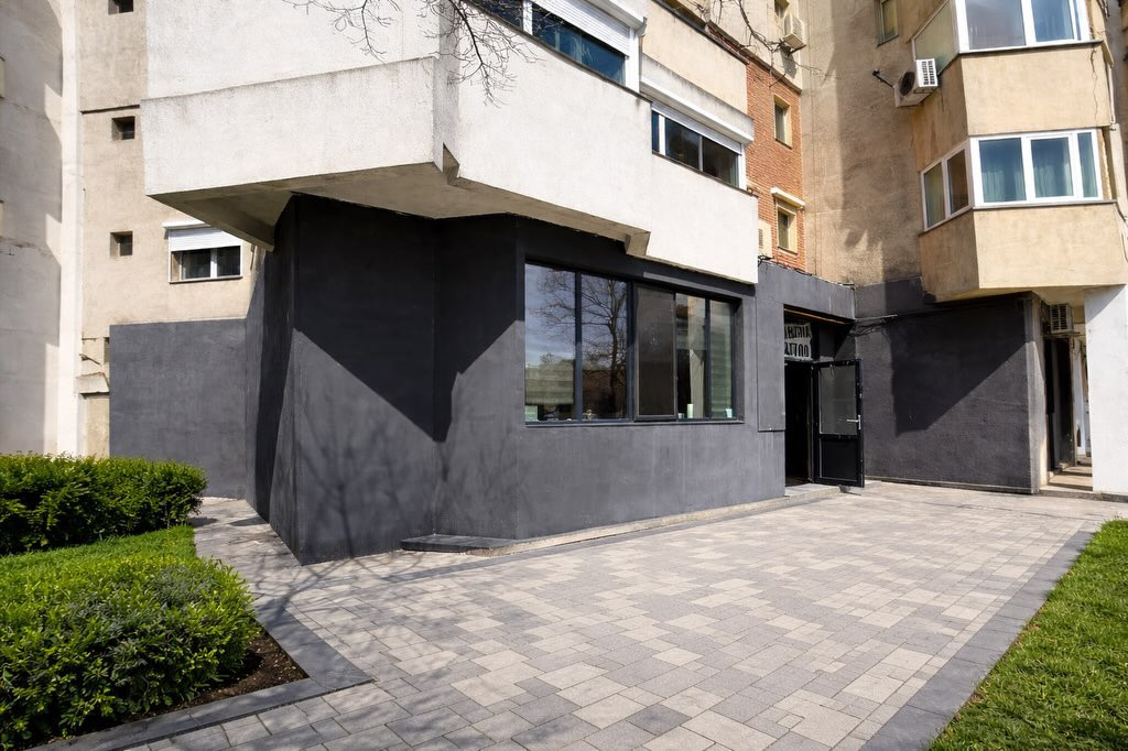 Faleza Nord, spatiu comercial din constructie 190 mp. , 5 camere, curte