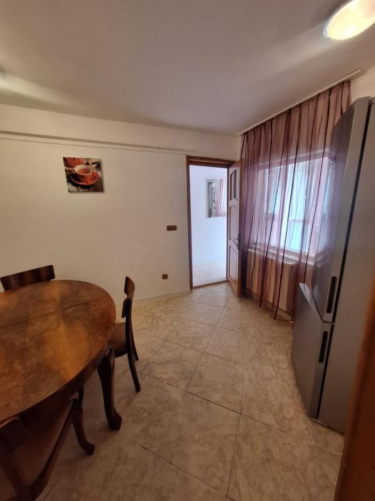  Zona Trocadero , imobil 90 mp., IDEAL BIROURI, curte