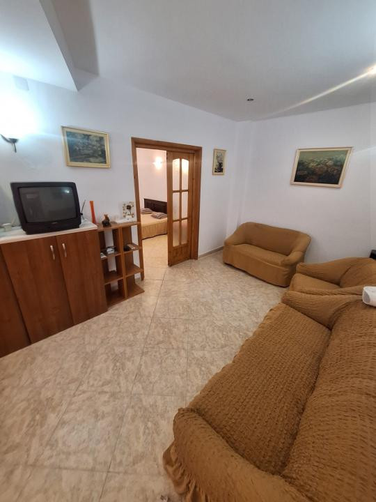  Zona Trocadero , imobil 90 mp., IDEAL BIROURI, curte