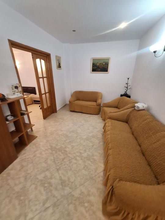  Zona Trocadero , imobil 90 mp., IDEAL BIROURI, curte