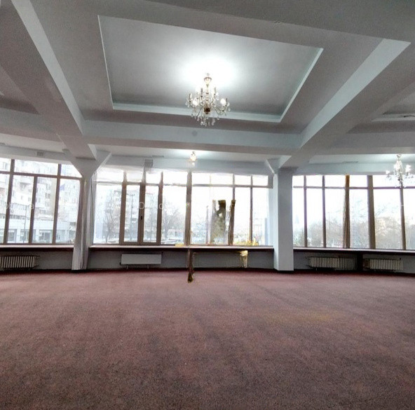 Artera intens circulata, spatiu comercial, 420 mp  .