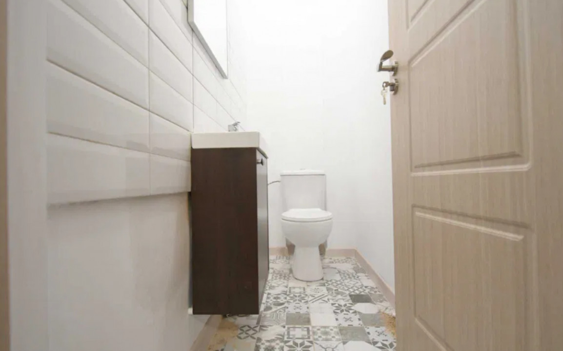 Capitol, spatiu IDEAL BIROURI, D+P+2+M, 330 mp. , curte 130 mp.
