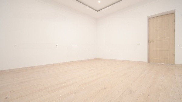 Capitol, spatiu IDEAL BIROURI, D+P+2+M, 330 mp. , curte 130 mp.