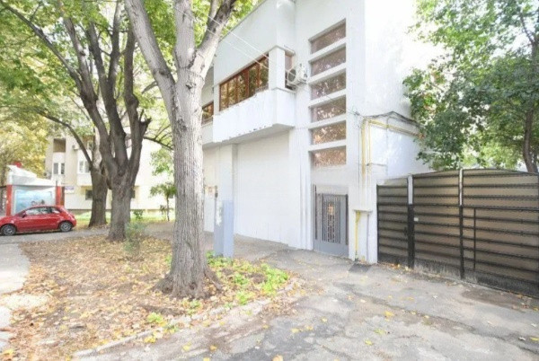 Capitol, spatiu IDEAL BIROURI, D+P+2+M, 330 mp. , curte 130 mp.