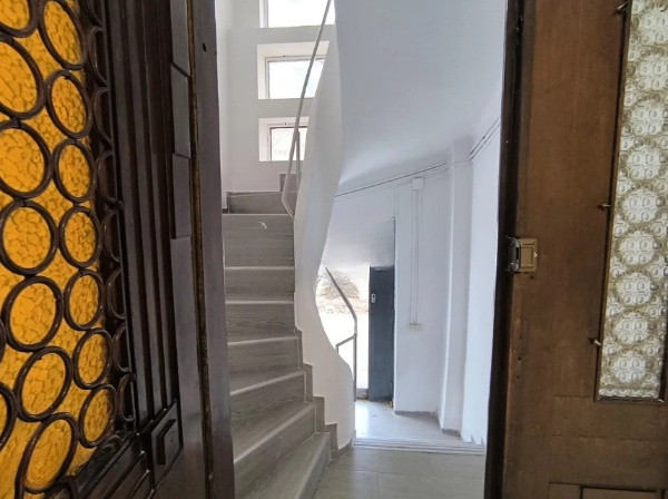 Capitol, spatiu IDEAL BIROURI, D+P+2+M, 330 mp. , curte 130 mp.