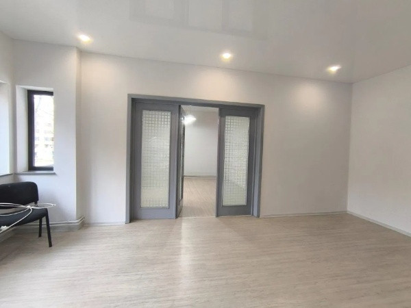 Capitol, spatiu IDEAL BIROURI, D+P+2+M, 330 mp. , curte 130 mp.
