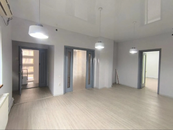 Capitol, spatiu IDEAL BIROURI, D+P+2+M, 330 mp. , curte 130 mp.