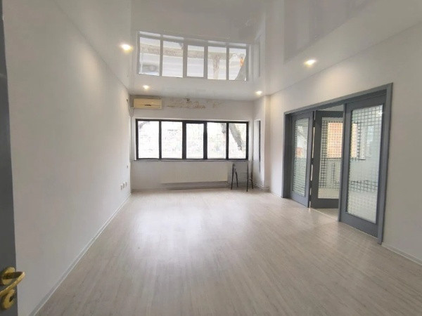 Capitol, spatiu IDEAL BIROURI, D+P+2+M, 330 mp. , curte 130 mp.