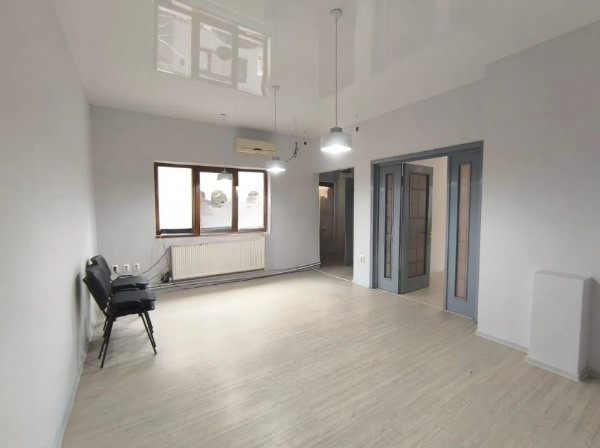 Capitol, spatiu IDEAL BIROURI, D+P+2+M, 330 mp. , curte 130 mp.