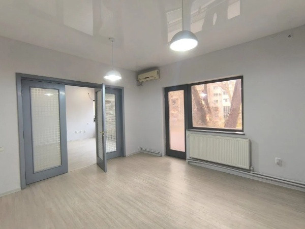 Capitol, spatiu IDEAL BIROURI, D+P+2+M, 330 mp. , curte 130 mp.