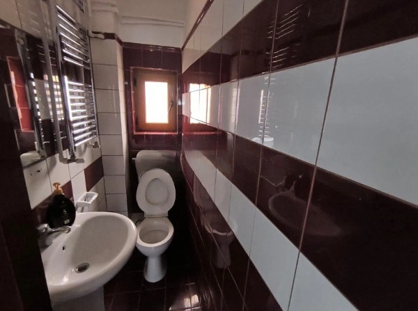 Capitol, spatiu IDEAL BIROURI, D+P+2+M, 330 mp. , curte 130 mp.