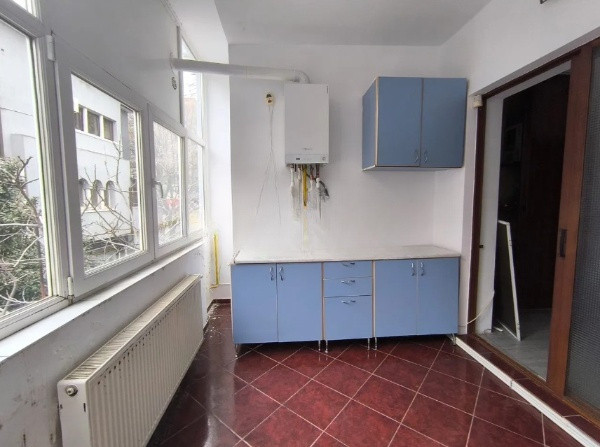 Capitol, spatiu IDEAL BIROURI, D+P+2+M, 330 mp. , curte 130 mp.