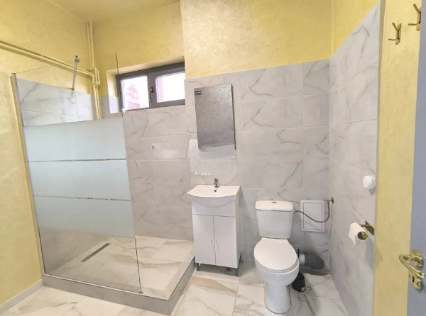 Capitol, spatiu IDEAL BIROURI, D+P+2+M, 330 mp. , curte 130 mp.
