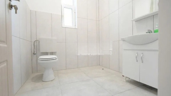 Capitol, spatiu IDEAL BIROURI, D+P+2+M, 330 mp. , curte 130 mp.