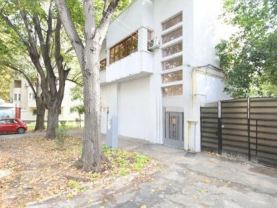 Capitol, spatiu IDEAL BIROURI, D+P+2+M, 330 mp. , curte 130 mp.