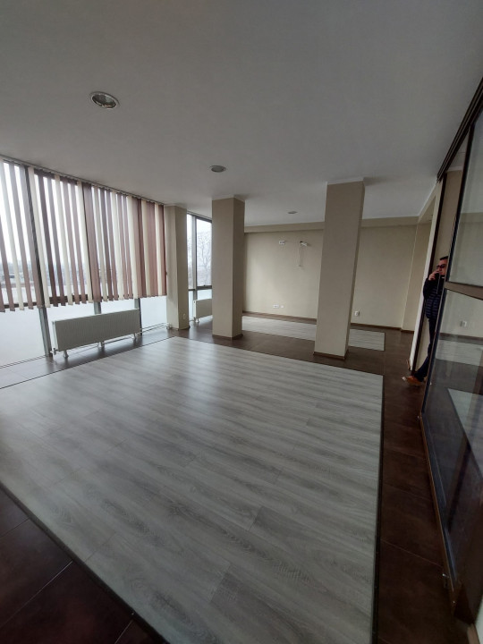Faleza Nord , spatiu COMERCIAL/BIROURI, 240 mp., 7 locuri de parcare