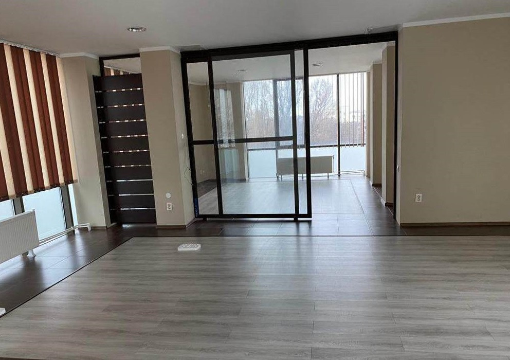 Faleza Nord , spatiu COMERCIAL/BIROURI, 240 mp., 7 locuri de parcare