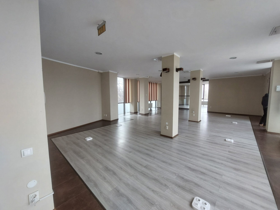 Faleza Nord , spatiu COMERCIAL/BIROURI, 240 mp., 7 locuri de parcare
