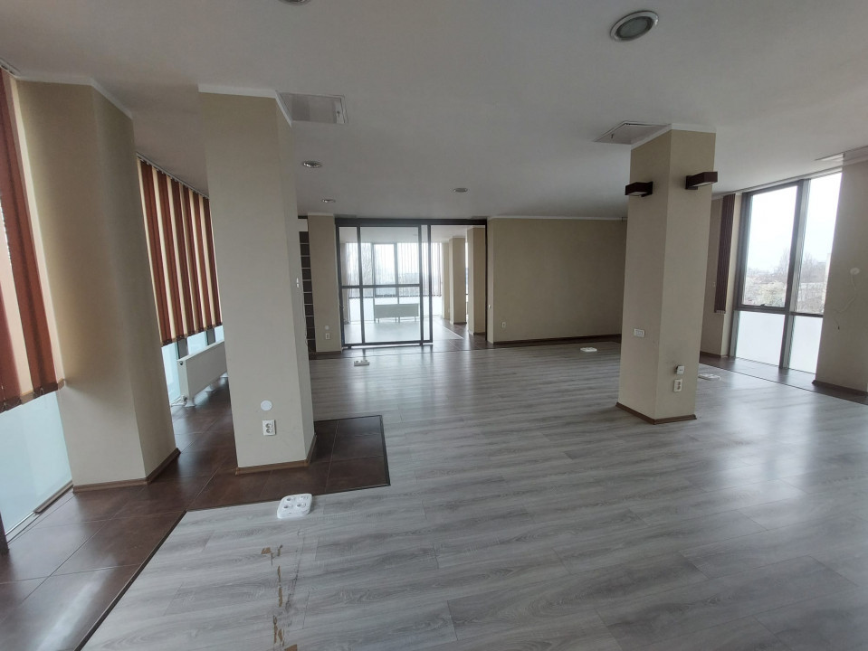 Faleza Nord , spatiu COMERCIAL/BIROURI, 240 mp., 7 locuri de parcare