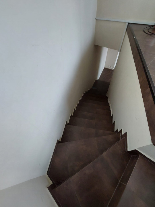 Faleza Nord , spatiu COMERCIAL/BIROURI, 240 mp., 7 locuri de parcare