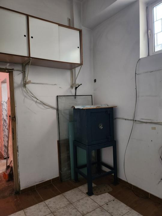 Far , spatiu comercial 105 mp., stradal