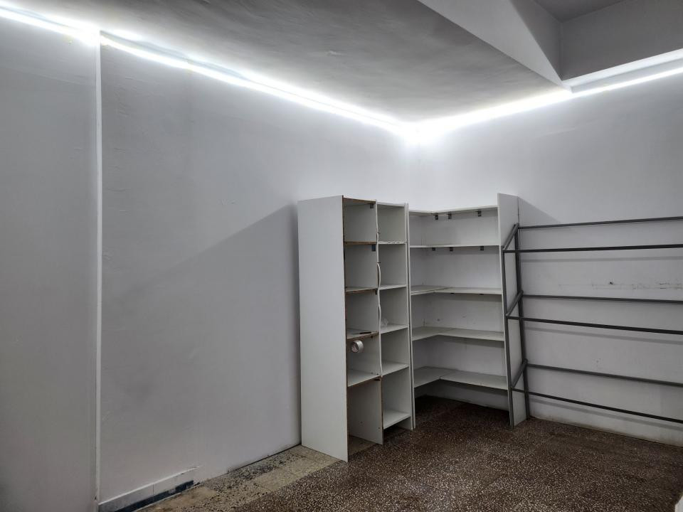 Far , spatiu comercial 250 mp., stradal