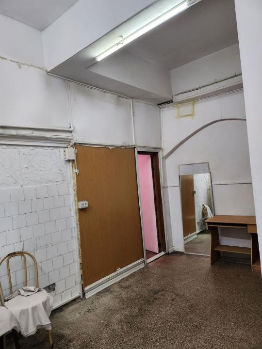 Far , spatiu comercial 250 mp., stradal