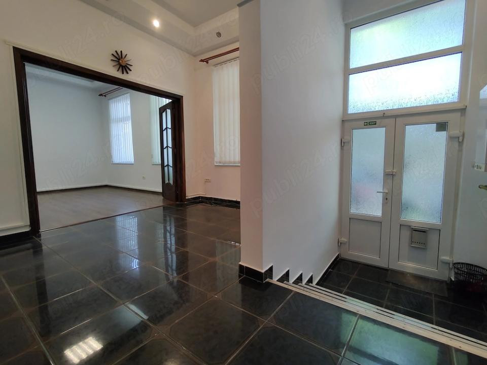 Centru - Bd. Mamaia, spatiu ideal birouri, intrare din strada, parter