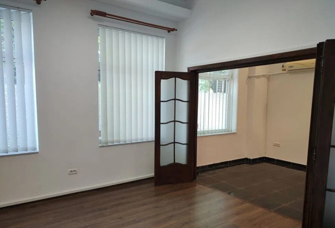 Centru - Bd. Mamaia, spatiu ideal birouri, intrare din strada, parter