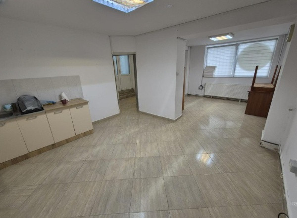 Capitol - spatiu stradal , 45 mp.