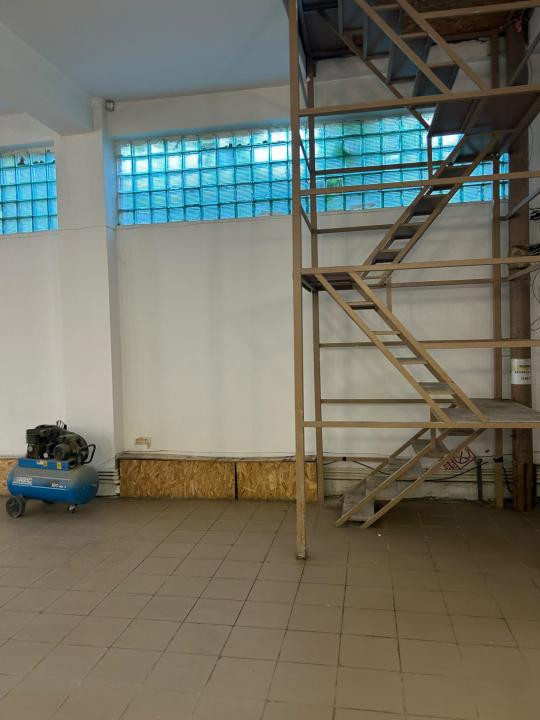 Aurel Vlaicu, spatiu comercial , 185 mp., curte 250 mp.