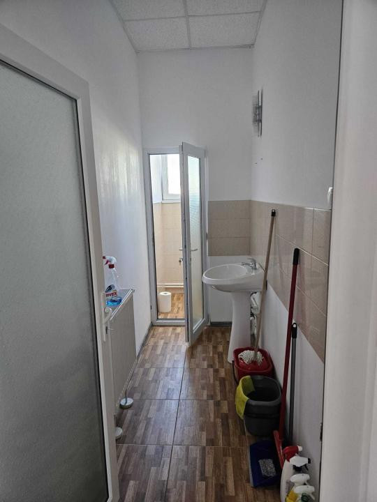 Zona Industriala - Interioare, spatiu birouri, 100 mp., parcare proprie