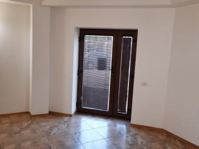 Stadion - Tomis II, spatiu comercial, 30 mp. intrare din strada