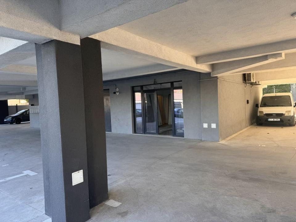 Spatiu comercial 25 mp., loc de parcare proprietate