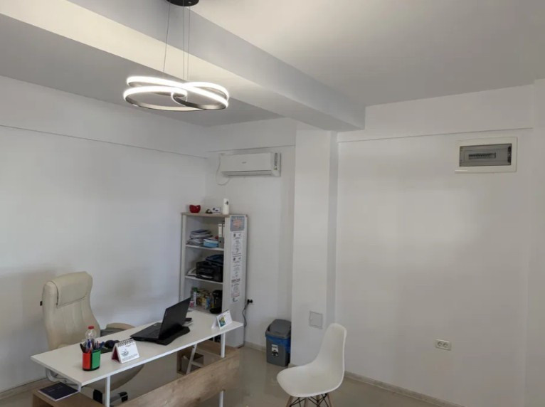 Spatiu comercial 25 mp., loc de parcare proprietate