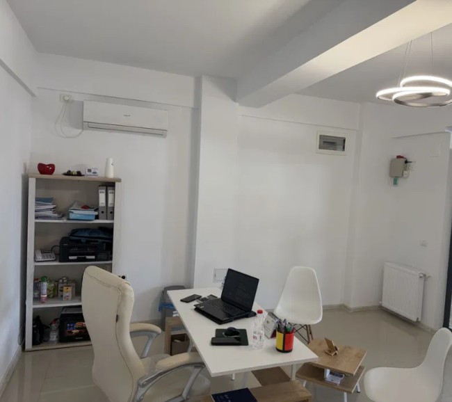 Spatiu comercial 25 mp., loc de parcare proprietate