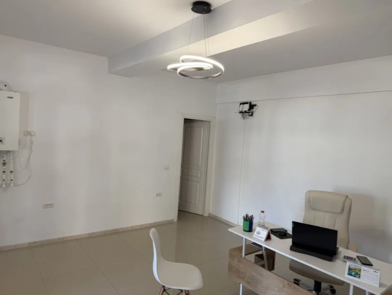 Spatiu comercial 25 mp., loc de parcare proprietate
