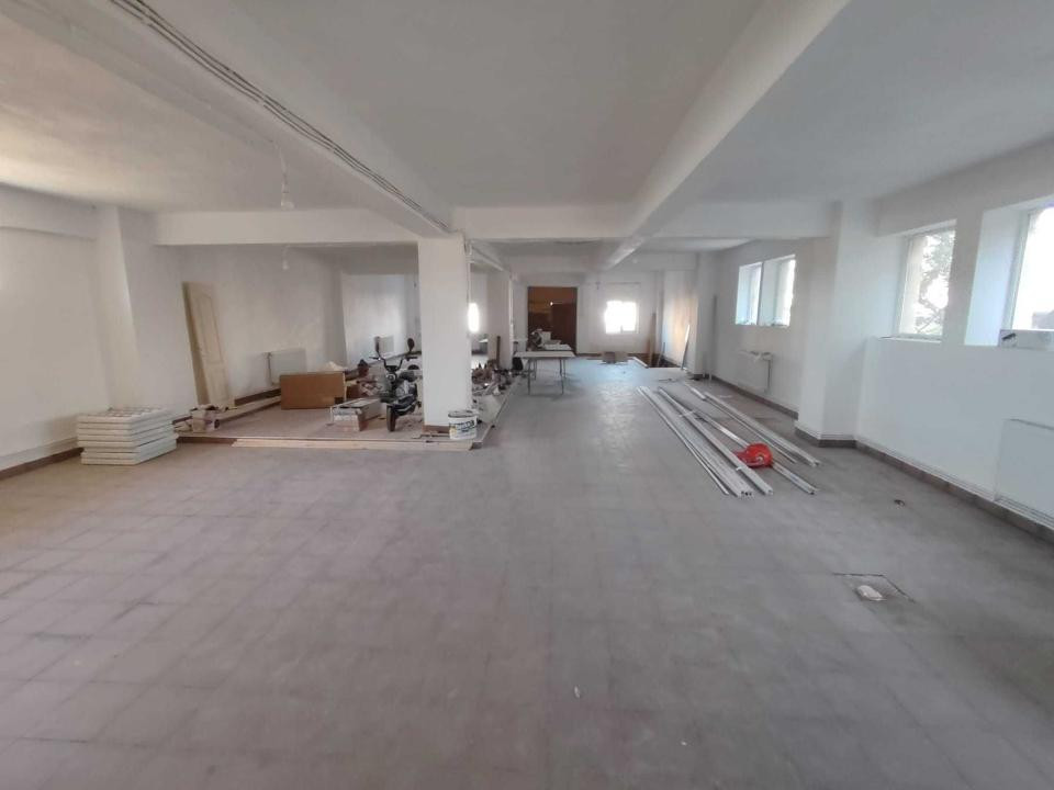 Spatiu comercial, D+P+2, 1.220 mp.
