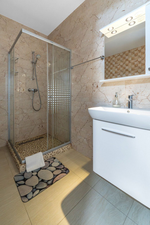 Mamaia Nord - la 10 m. de plaja, apartament 2 camere ,parcare inclusa
